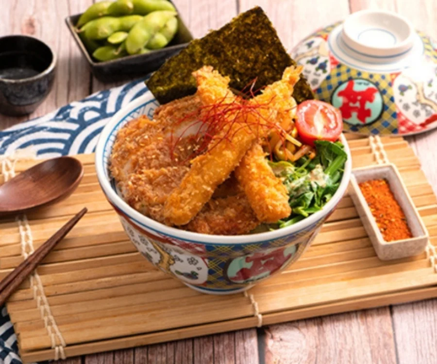 桃園豬排蓋飯厚切里肌豬排搭配兩隻炸蝦盛於白飯上