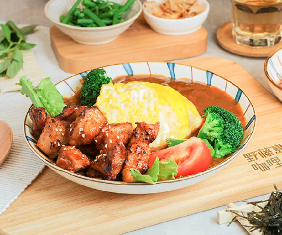 滑嫩歐姆蛋與炙燒雞腿咖哩飯 新竹必吃