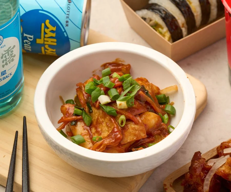 台北飯捲辣炒年糕紅醬年糕裝盤q彈入味