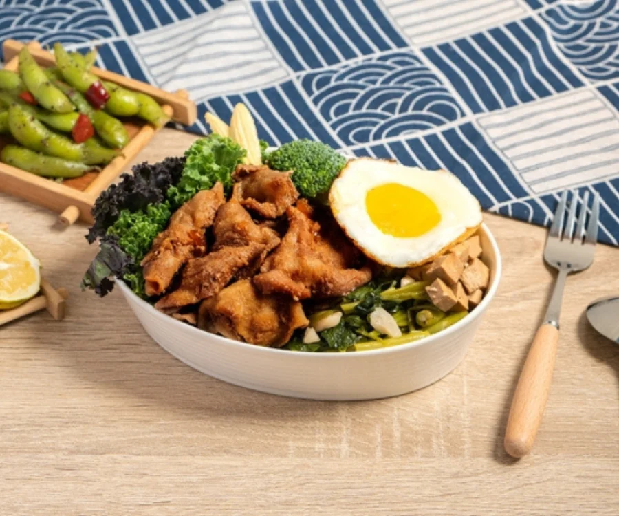 台北車站便當牛丼便當白飯上盛有壽喜牛肉片搭配洋蔥裝盤