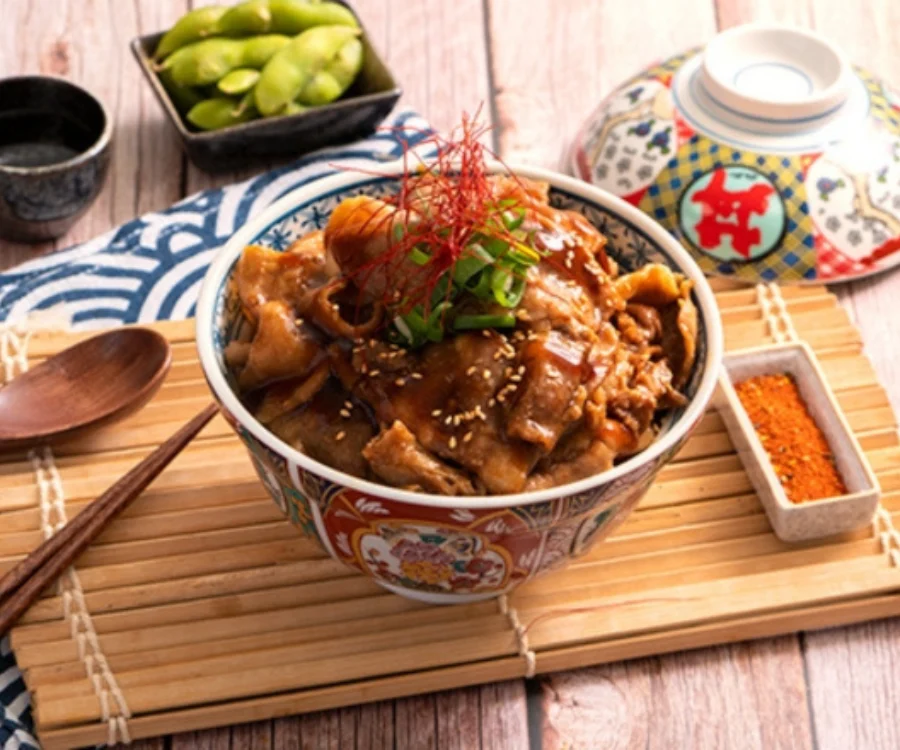 桃園豬排蓋飯壽喜燒牛肉片搭配洋蔥盛在白飯上