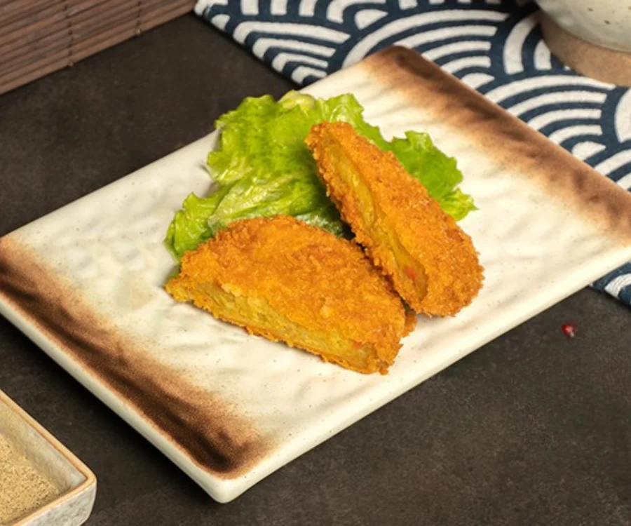 台中一中街咖哩飯咖哩可樂餅炸至金黃咖哩口味可樂餅盛盤