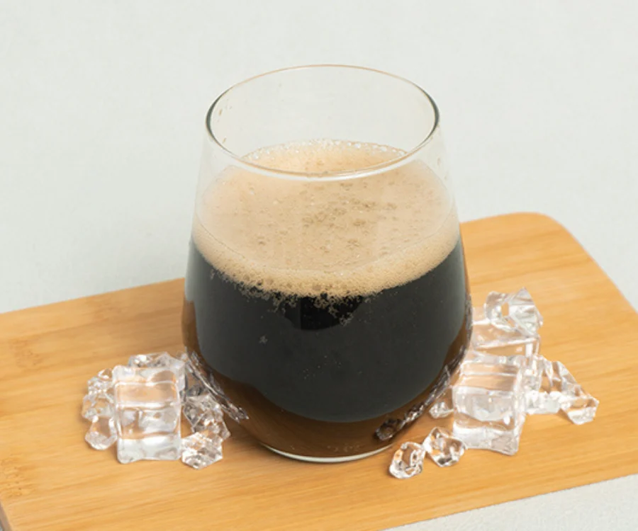 台北飯糰可口可樂冰涼玻璃杯盛裝氣泡可樂飲料