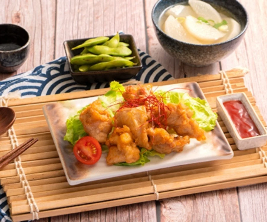 桃園豬排蓋飯香酥唐揚雞單點金黃外皮搭配生菜