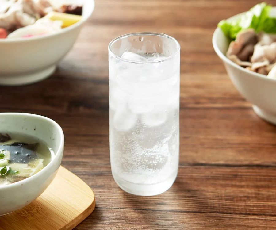 彰化鍋燒意麵雪碧玻璃杯盛裝冰涼檸檬風味氣泡飲料