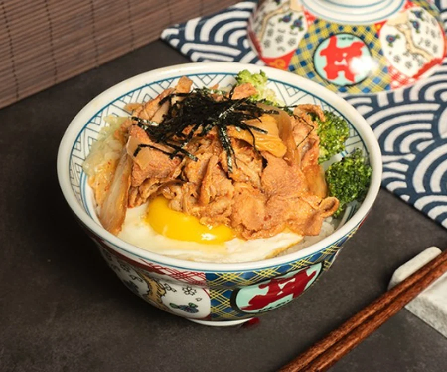 台中一中街丼飯泡菜烤肉丼泡菜與烤肉片搭配白飯盛盤