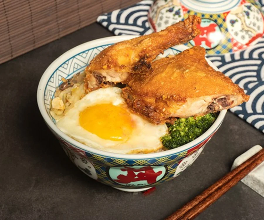 台中一中街丼飯唐揚雞腿丼唐揚雞腿塊金黃酥脆搭配白飯