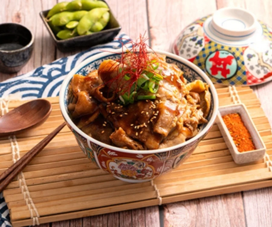 桃園豬排蓋飯壽喜燒牛肉與豬肉雙拼盛於白飯上