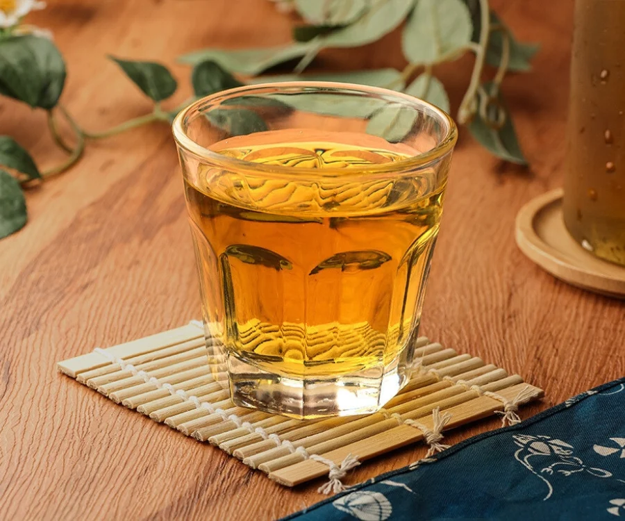 桃園豬排蓋飯冷翠烏龍茶透明杯盛裝茶湯清香回甘