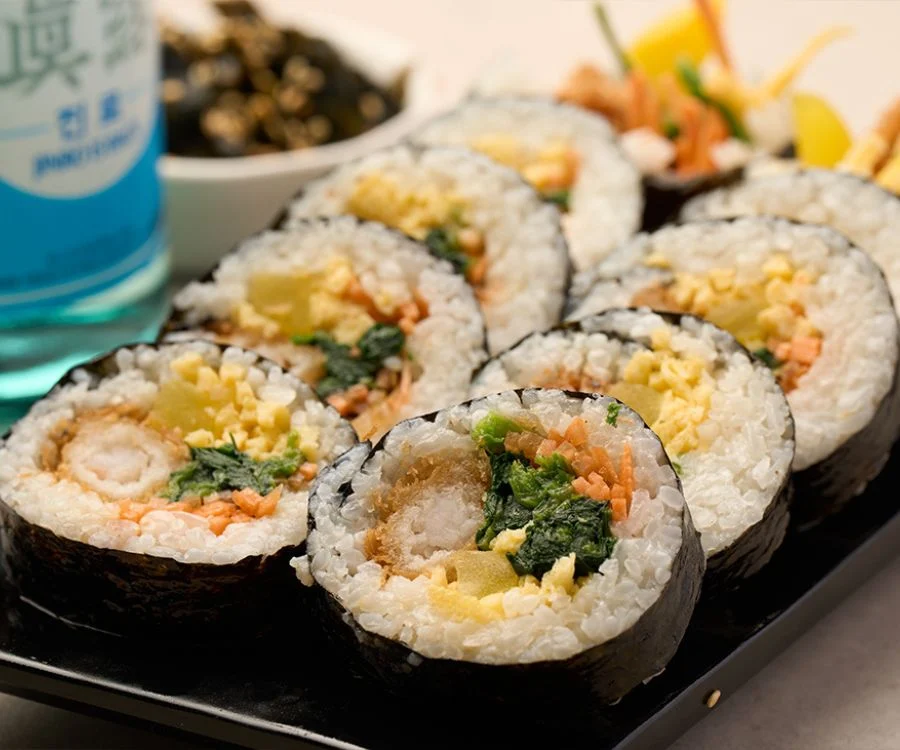 台北飯捲炸蝦紫菜包飯切段內餡為金黃炸蝦與米飯