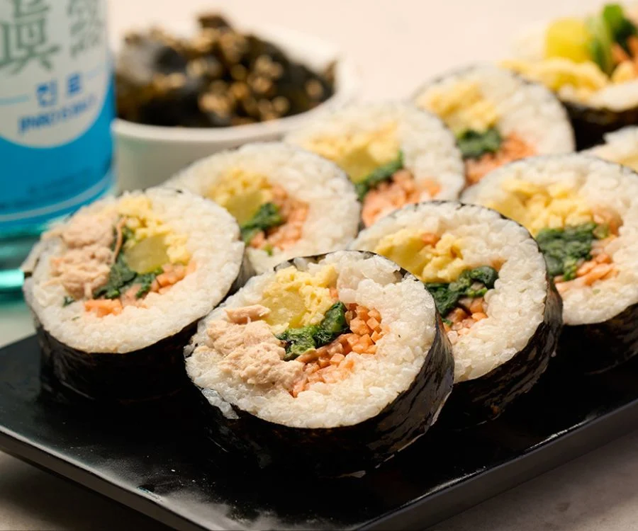 台北飯捲鮪魚紫菜包飯切片內餡有鮪魚與蔬菜條