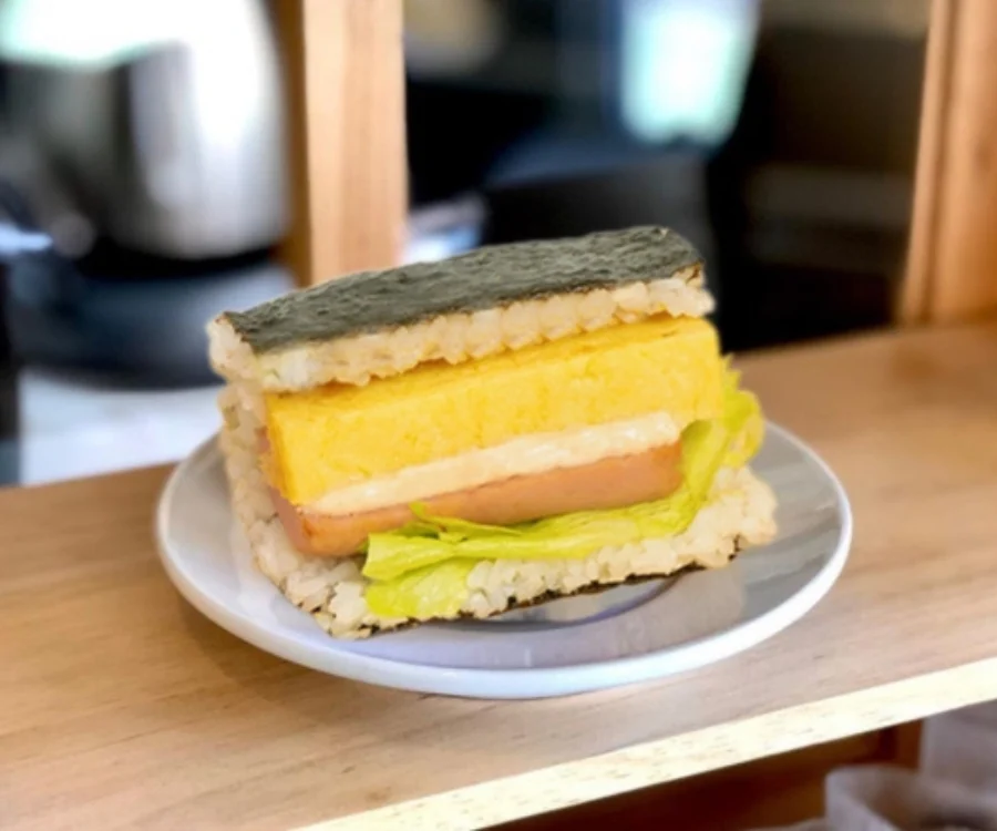 台北飯糰明太子玉子飯糰白飯與明太子醬包裹於玉子蛋皮中