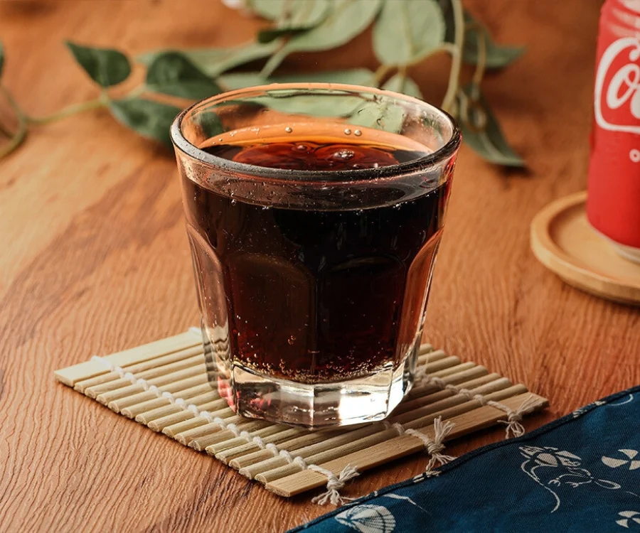 桃園豬排蓋飯冰涼可口可樂玻璃杯盛裝氣泡飲品
