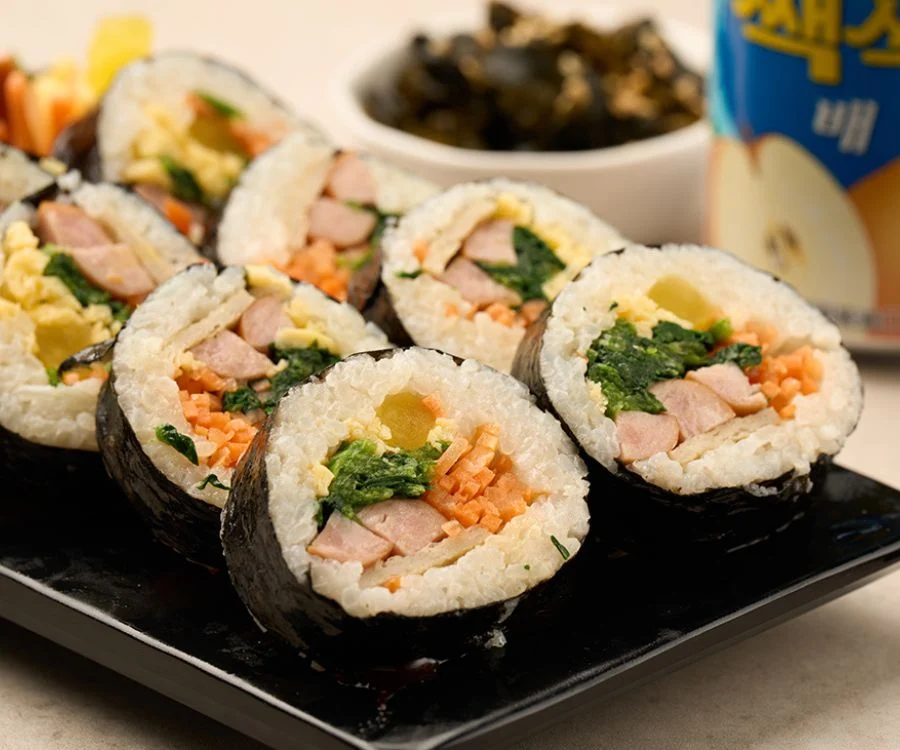 台北飯捲火腿紫菜包飯切段內含火腿片與蛋絲餡料