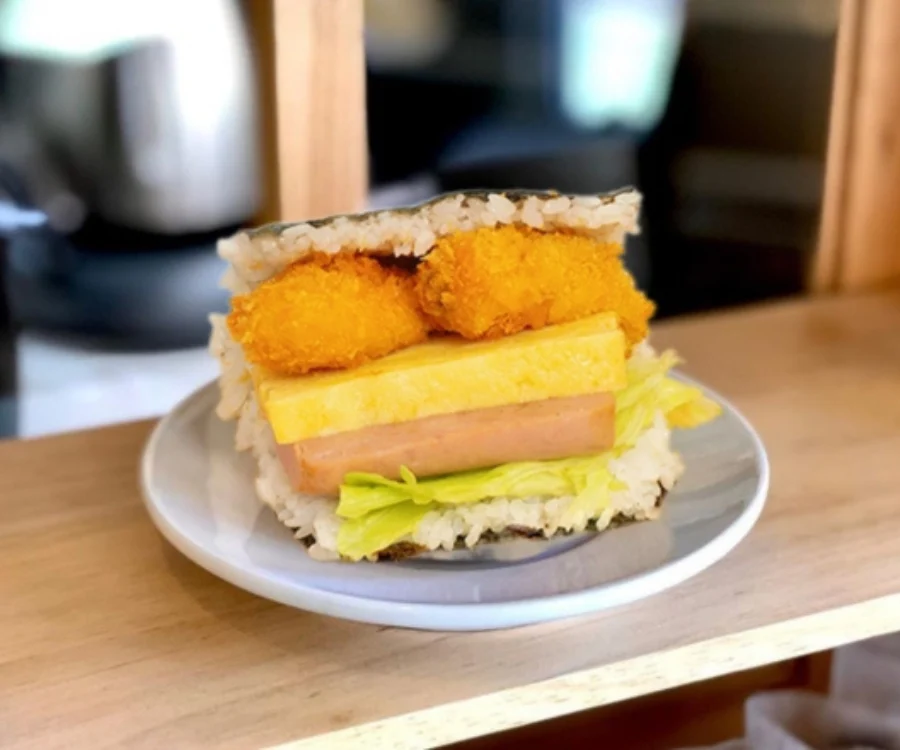 台北飯糰牡蠣玉子飯糰新鮮牡蠣搭配白飯與玉子蛋皮盛盤