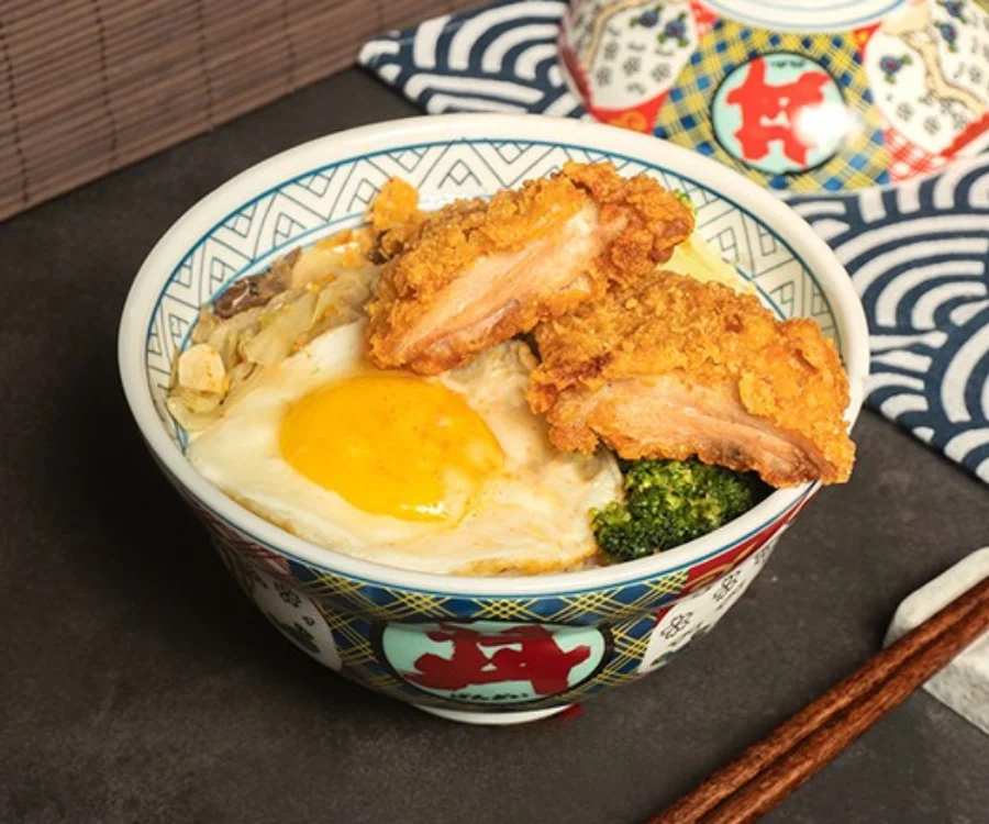 台中一中街丼飯卡拉脆雞丼金黃炸雞塊搭配白飯盛盤
