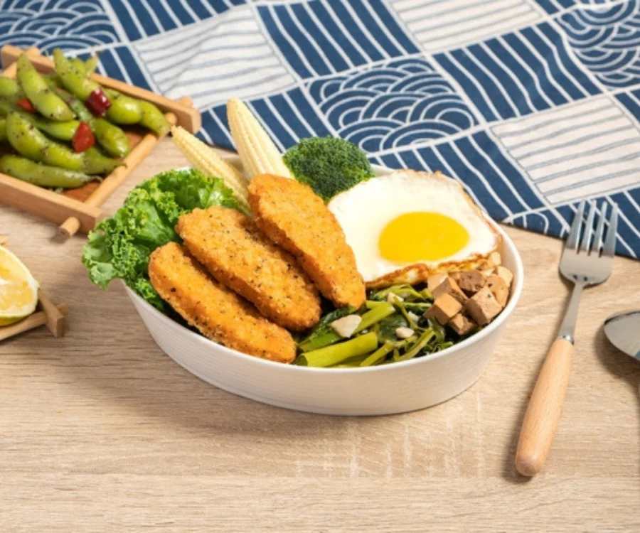 台北車站便當檸檬雞柳便當炸雞柳條搭配檸檬片鋪於白飯