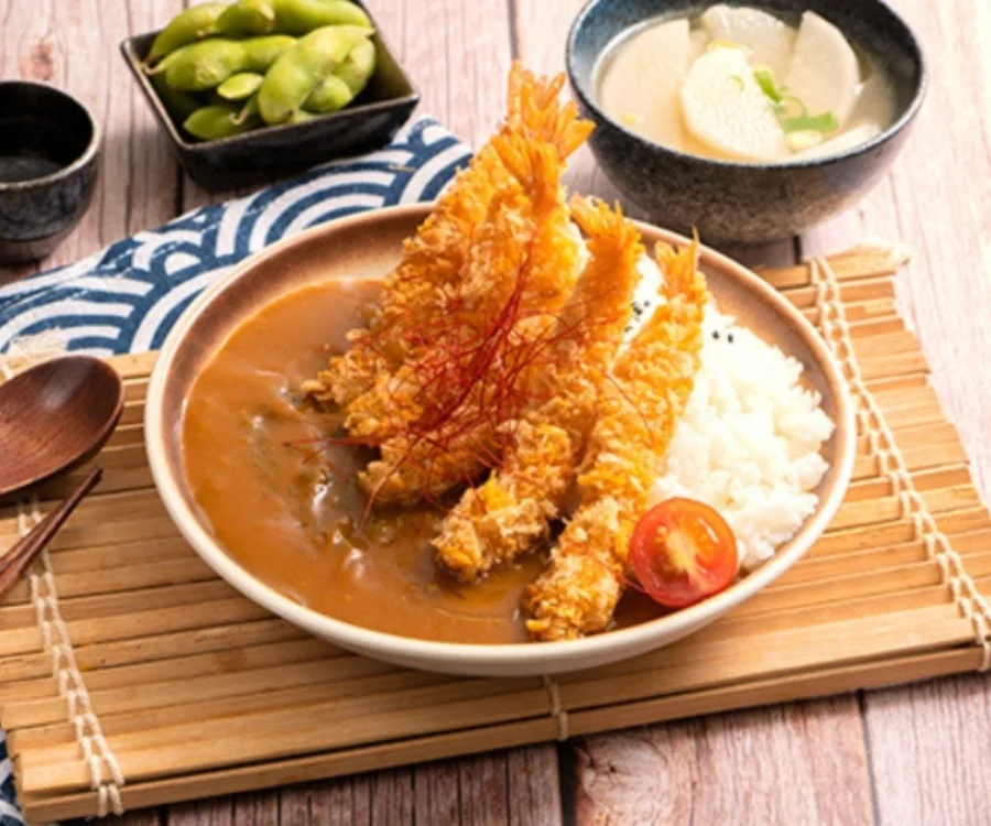 桃園豬排蓋飯五隻炸蝦搭配濃郁咖哩醬盛在白飯上